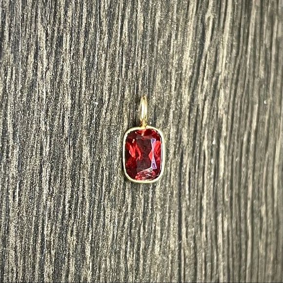 Garnet Pendant Charm in solid 14k Yellow Gold 8x6 mm - Picture 1 of 5